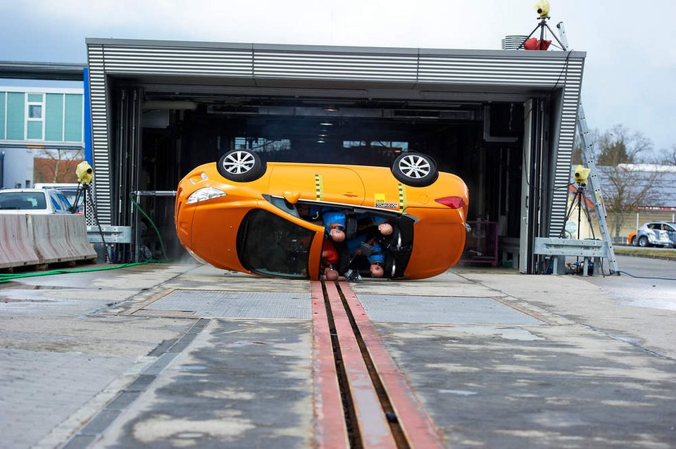 Δοκιμή ανατροπής για τέσσερα κάμπριο με το VW Golf να απογοητεύει | iefimerida.gr 1