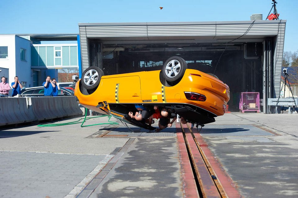 Δοκιμή ανατροπής για τέσσερα κάμπριο με το VW Golf να απογοητεύει | iefimerida.gr 2