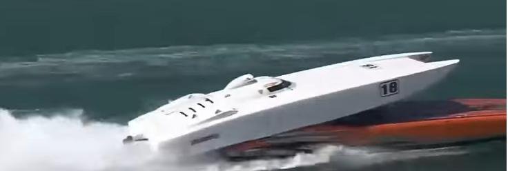 Συνταρακτικό βίντεο: Σκάφος περνά πάνω από άλλο speedboat και εκτοξεύεται στον αέρα [εικόνες & βίντεο]  | iefimerida.gr 0