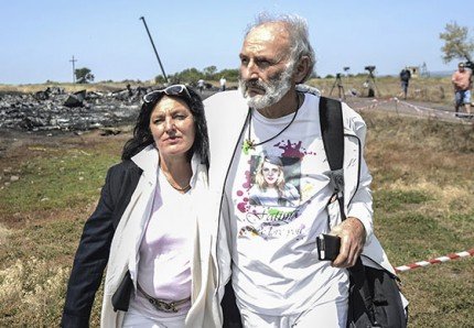 Συγκλονίζουν οι γονείς που ψάχνουν την κόρη τους στα συντρίμμια του Boeing στην Ουκρανία [εικόνες&βίντεο] | iefimerida.gr 1