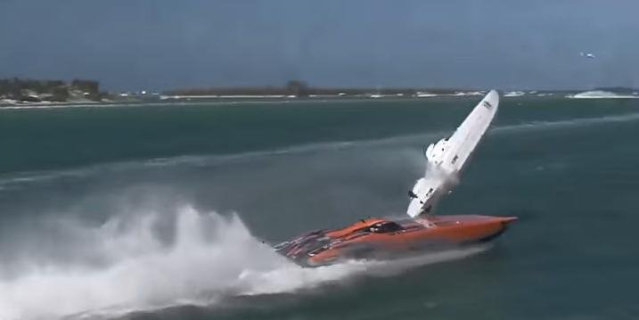 Συνταρακτικό βίντεο: Σκάφος περνά πάνω από άλλο speedboat και εκτοξεύεται στον αέρα [εικόνες & βίντεο]  | iefimerida.gr 3