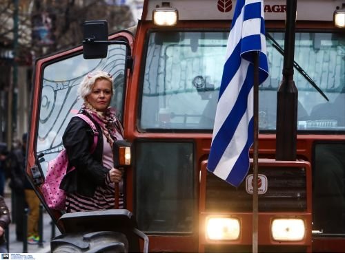 Γραβάτες, αγρότες, νέοι, συνταξιούχοι και ...παππάδες -Ολες οι φυλές των Ελλήνων βγήκαν στο δρόμο [εικόνες] | iefimerida.gr 8