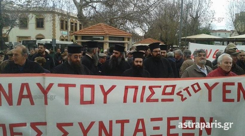 Γραβάτες, αγρότες, νέοι, συνταξιούχοι και ...παππάδες -Ολες οι φυλές των Ελλήνων βγήκαν στο δρόμο [εικόνες] | iefimerida.gr 12