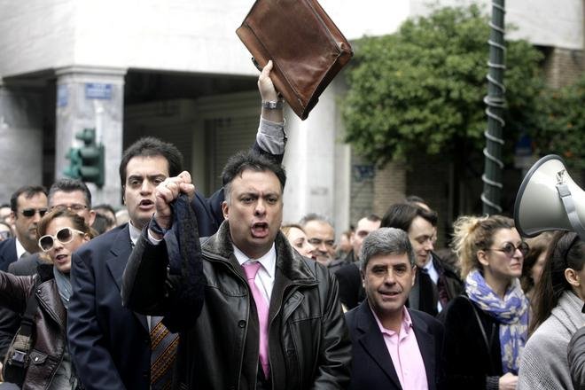 Γραβάτες, αγρότες, νέοι, συνταξιούχοι και ...παππάδες -Ολες οι φυλές των Ελλήνων βγήκαν στο δρόμο [εικόνες] | iefimerida.gr 14