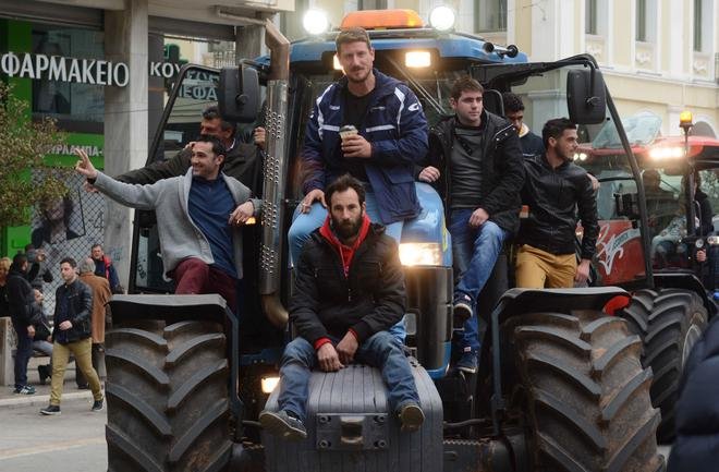 Γραβάτες, αγρότες, νέοι, συνταξιούχοι και ...παππάδες -Ολες οι φυλές των Ελλήνων βγήκαν στο δρόμο [εικόνες] | iefimerida.gr 5