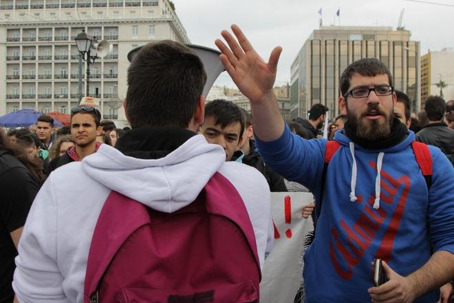 Γραβάτες, αγρότες, νέοι, συνταξιούχοι και ...παππάδες -Ολες οι φυλές των Ελλήνων βγήκαν στο δρόμο [εικόνες] | iefimerida.gr 9