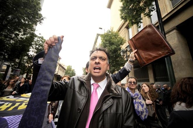 Γραβάτες, αγρότες, νέοι, συνταξιούχοι και ...παππάδες -Ολες οι φυλές των Ελλήνων βγήκαν στο δρόμο [εικόνες] | iefimerida.gr 11