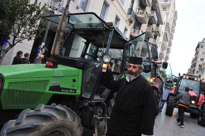 Γραβάτες, αγρότες, νέοι, συνταξιούχοι και ...παππάδες -Ολες οι φυλές των Ελλήνων βγήκαν στο δρόμο [εικόνες] | iefimerida.gr 15