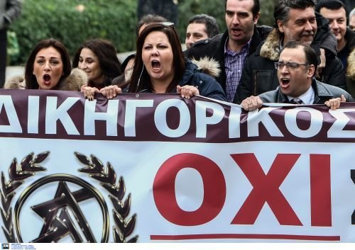 Γραβάτες, αγρότες, νέοι, συνταξιούχοι και ...παππάδες -Ολες οι φυλές των Ελλήνων βγήκαν στο δρόμο [εικόνες] | iefimerida.gr 2