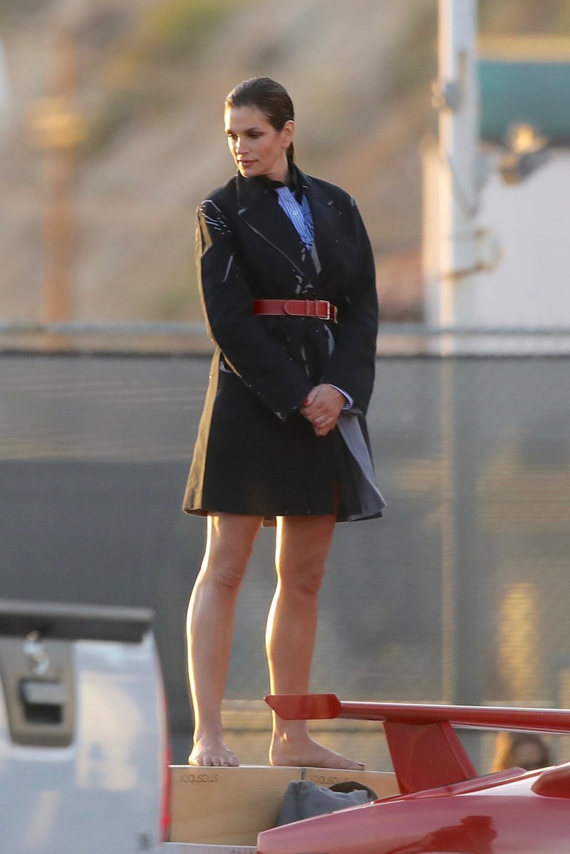 Η θεά Σίντι Κρόφορντ στα 51 της, με μια τοσοδούλα κόκκινη φουστίτσα [εικόνες] | iefimerida.gr 2