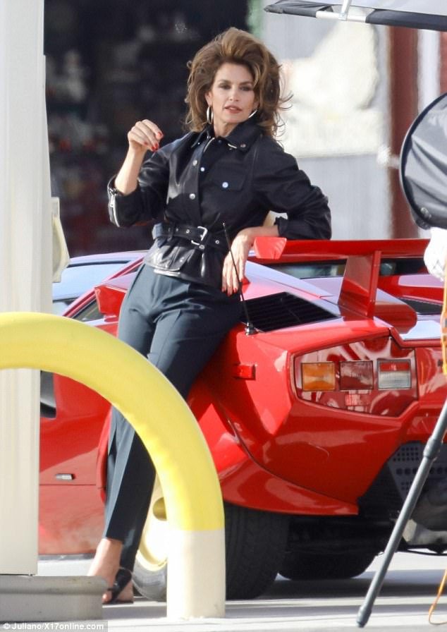 Η θεά Σίντι Κρόφορντ στα 51 της, με μια τοσοδούλα κόκκινη φουστίτσα [εικόνες] | iefimerida.gr 0