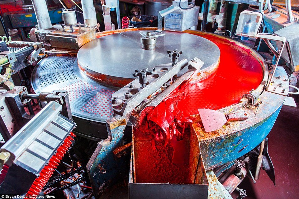 Η πιο χρωματιστή παραγωγή -Ετσι φτιάχνονται τα κραγιόν ζωγραφικής [εικόνες] | iefimerida.gr 2