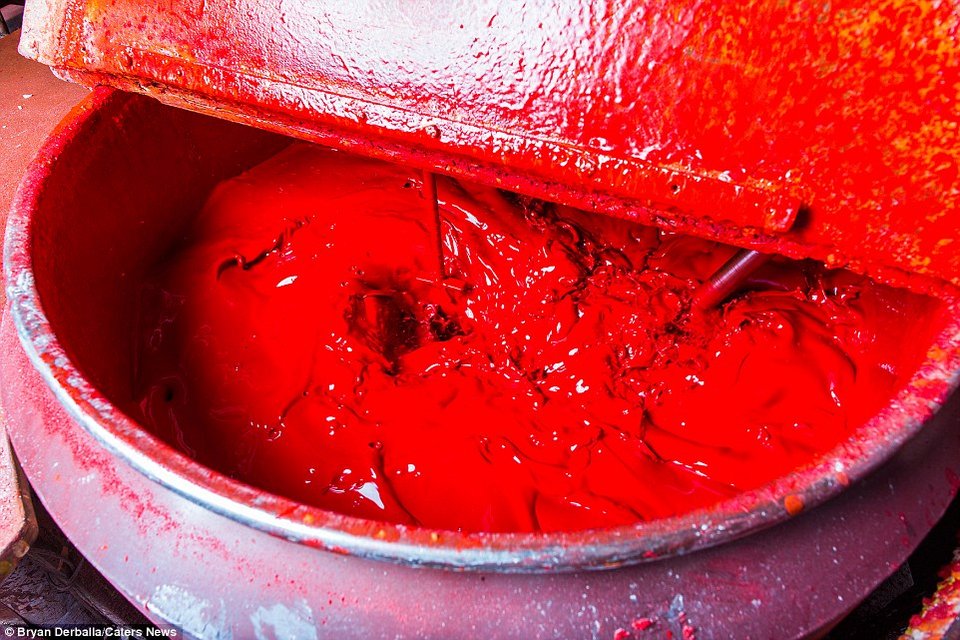 Η πιο χρωματιστή παραγωγή -Ετσι φτιάχνονται τα κραγιόν ζωγραφικής [εικόνες] | iefimerida.gr 3