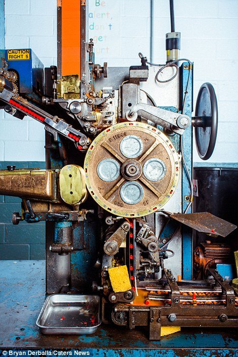 Η πιο χρωματιστή παραγωγή -Ετσι φτιάχνονται τα κραγιόν ζωγραφικής [εικόνες] | iefimerida.gr 6