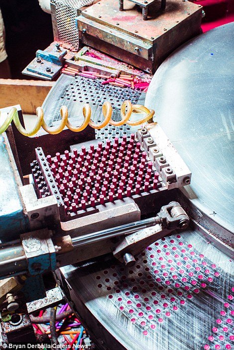 Η πιο χρωματιστή παραγωγή -Ετσι φτιάχνονται τα κραγιόν ζωγραφικής [εικόνες] | iefimerida.gr 5