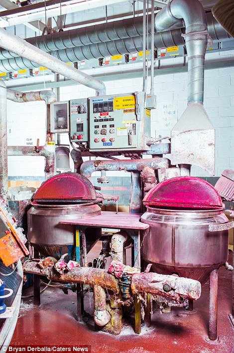 Η πιο χρωματιστή παραγωγή -Ετσι φτιάχνονται τα κραγιόν ζωγραφικής [εικόνες] | iefimerida.gr 0