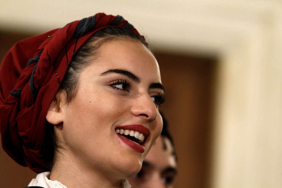 Οι πανέμορφες Κρητικοπούλες με τα βαμμένα κατακόκκινα χείλη που είπαν τα κάλαντα στον Σαμαρά [εικόνες] | iefimerida.gr 0