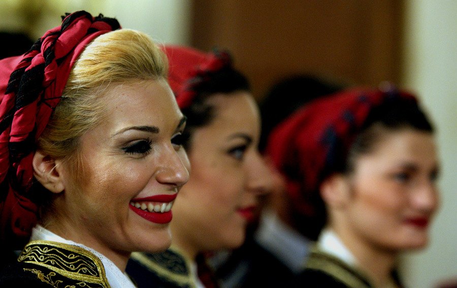 Οι πανέμορφες Κρητικοπούλες με τα βαμμένα κατακόκκινα χείλη που είπαν τα κάλαντα στον Σαμαρά [εικόνες] | iefimerida.gr 1