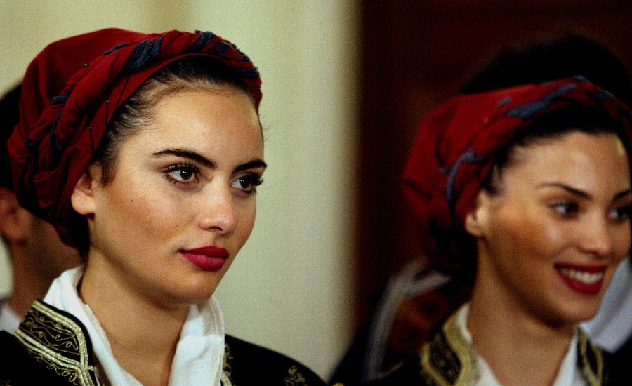 Οι πανέμορφες Κρητικοπούλες με τα βαμμένα κατακόκκινα χείλη που είπαν τα κάλαντα στον Σαμαρά [εικόνες] | iefimerida.gr 2