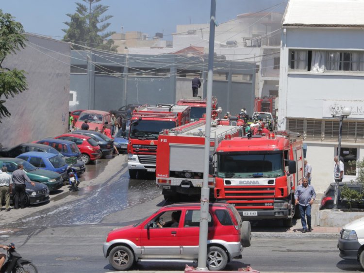 Ηράκλειο: Πυρκαγιά στις αποθήκες της Ενωσης Αγροτικών Συνεταιρισμών [εικόνες] | iefimerida.gr 2