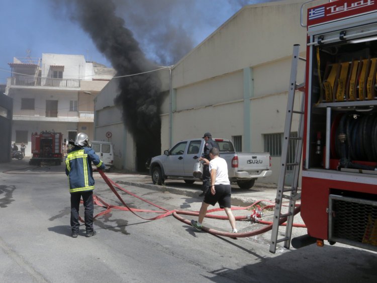 Ηράκλειο: Πυρκαγιά στις αποθήκες της Ενωσης Αγροτικών Συνεταιρισμών [εικόνες] | iefimerida.gr 6
