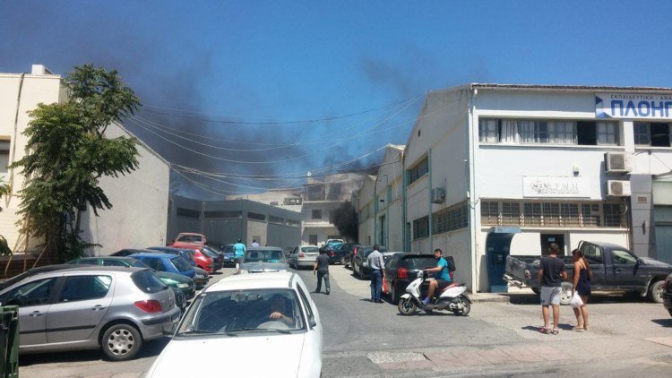 Ηράκλειο: Πυρκαγιά στις αποθήκες της Ενωσης Αγροτικών Συνεταιρισμών [εικόνες] | iefimerida.gr 7