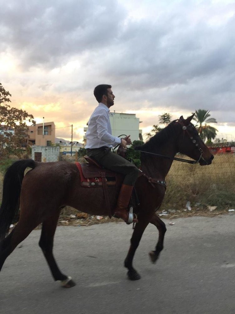 Ρομαντισμός στην Κρήτη: Καβάλησε το άλογο και έκανε πρόταση γάμου [εικόνες] | iefimerida.gr 0