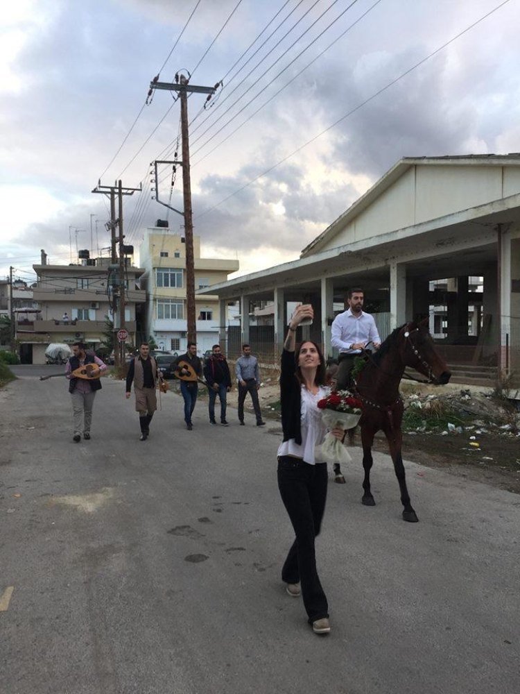 Ρομαντισμός στην Κρήτη: Καβάλησε το άλογο και έκανε πρόταση γάμου [εικόνες] | iefimerida.gr 1