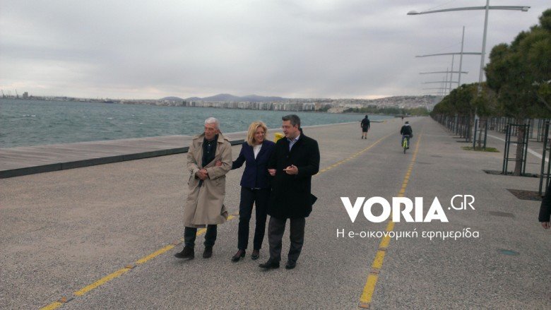 Αγκαλιά με Μπουτάρη-Τζιτζικώστα στην παραλία Θεσσαλονίκης η επίτροπος Κρέτσου | iefimerida.gr 0