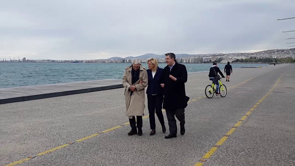 Αγκαλιά με Μπουτάρη-Τζιτζικώστα στην παραλία Θεσσαλονίκης η επίτροπος Κρέτσου | iefimerida.gr 1