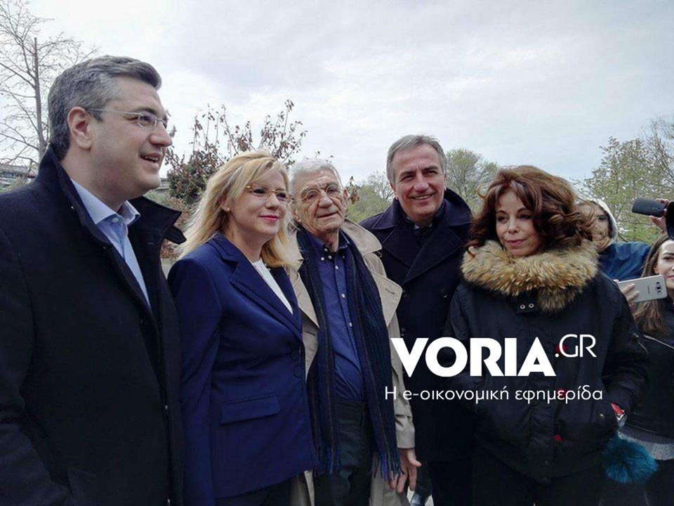 Αγκαλιά με Μπουτάρη-Τζιτζικώστα στην παραλία Θεσσαλονίκης η επίτροπος Κρέτσου | iefimerida.gr 2