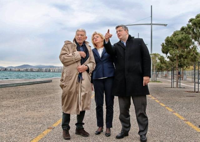 Αγκαλιά με Μπουτάρη-Τζιτζικώστα στην παραλία Θεσσαλονίκης η επίτροπος Κρέτσου | iefimerida.gr 3