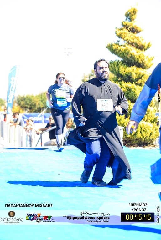 Παππάδες σήκωσαν τα... ράσα και έτρεξαν στον Ημιμαραθώνιο Κρήτης [εικόνες] | iefimerida.gr 5