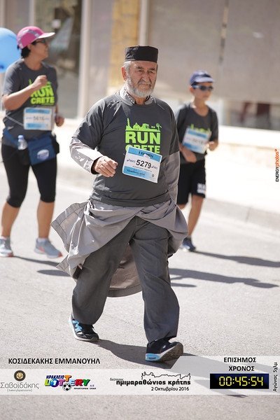 Παππάδες σήκωσαν τα... ράσα και έτρεξαν στον Ημιμαραθώνιο Κρήτης [εικόνες] | iefimerida.gr 0