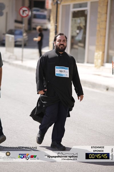 Παππάδες σήκωσαν τα... ράσα και έτρεξαν στον Ημιμαραθώνιο Κρήτης [εικόνες] | iefimerida.gr 1