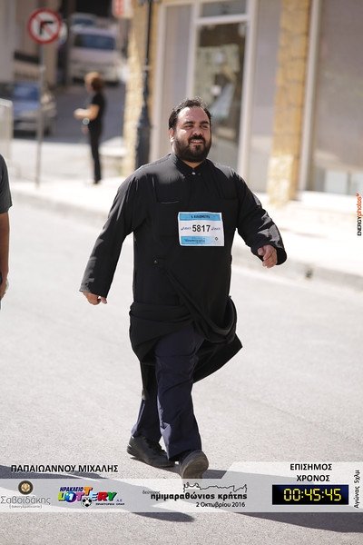 Παππάδες σήκωσαν τα... ράσα και έτρεξαν στον Ημιμαραθώνιο Κρήτης [εικόνες] | iefimerida.gr 3