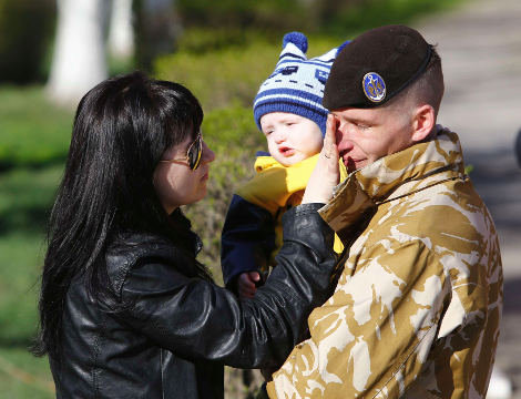 «Λευκή πετσέτα» από την Ουκρανία: Αποσύρει τον στρατό από την Κριμαία [εικόνες] | iefimerida.gr 0
