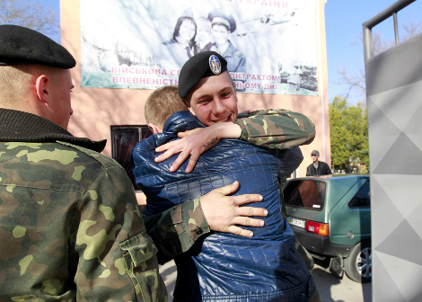 «Λευκή πετσέτα» από την Ουκρανία: Αποσύρει τον στρατό από την Κριμαία [εικόνες] | iefimerida.gr 1