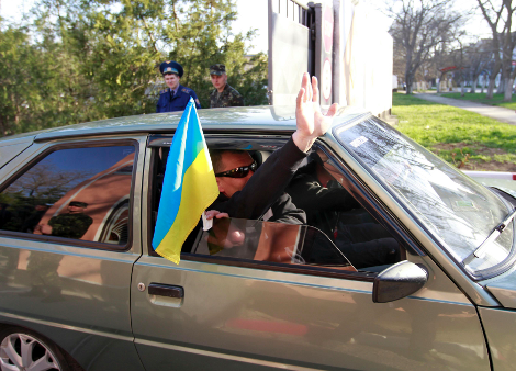 «Λευκή πετσέτα» από την Ουκρανία: Αποσύρει τον στρατό από την Κριμαία [εικόνες] | iefimerida.gr 2