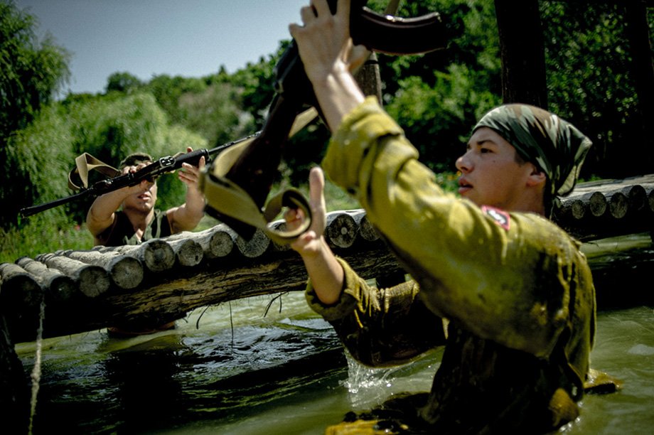 Οι ανήλικοι στρατιώτες της Κριμαίας -Η σκληρή εκπαίδευση στα στρατόπεδα και η χαμένη αθωότητα [εικόνες] | iefimerida.gr 6