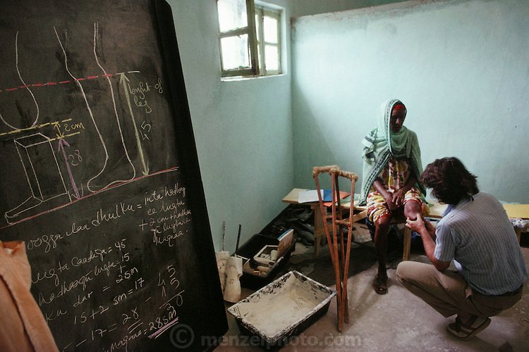 Ο Ελληνας γιατρός που εδώ και 30 χρόνια «οργώνει» τα πιο επικίνδυνα μέρη του πλανήτη σώζοντας ζωές [εικόνες] | iefimerida.gr 0