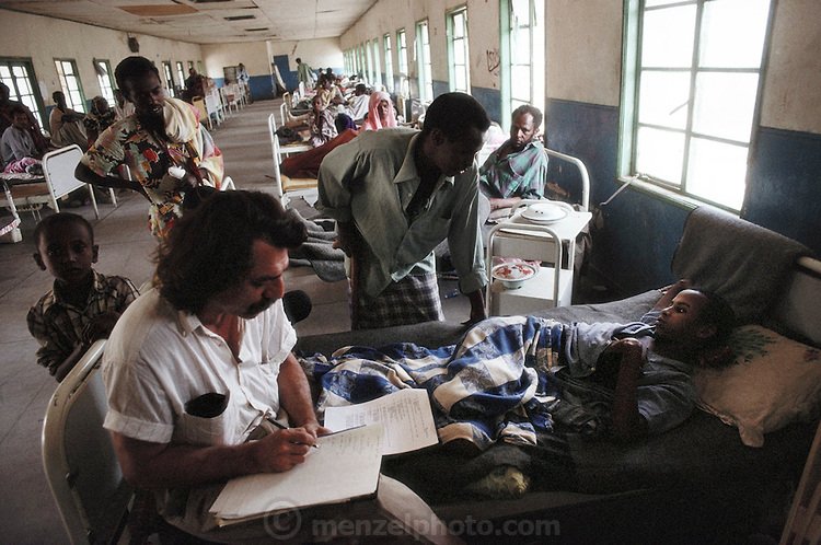 Ο Ελληνας γιατρός που εδώ και 30 χρόνια «οργώνει» τα πιο επικίνδυνα μέρη του πλανήτη σώζοντας ζωές [εικόνες] | iefimerida.gr 1