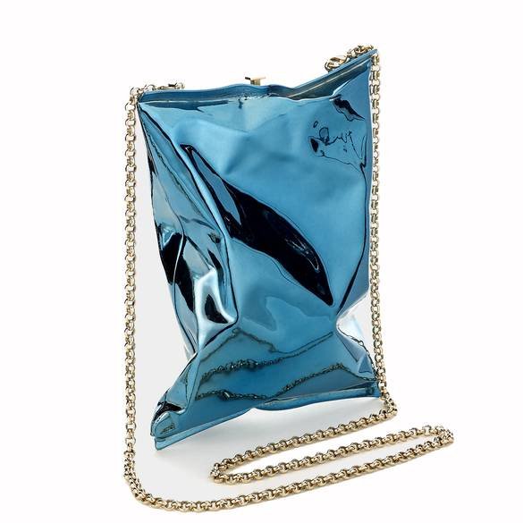 Γιατί θέλουν όλες να κρατήσουν ένα σακουλάκι πατατάκια -Η τσάντα ύμνος του κιτς που τρελαίνει τη μόδα [εικόνες] | iefimerida.gr 3