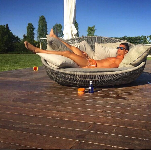 Χαλαρός ο Κριστιάνο Ρονάλντο πριν τον τελικό με την Ατλέτικο -Κάνει ηλιοθεραπεία [εικόνα] | iefimerida.gr 0