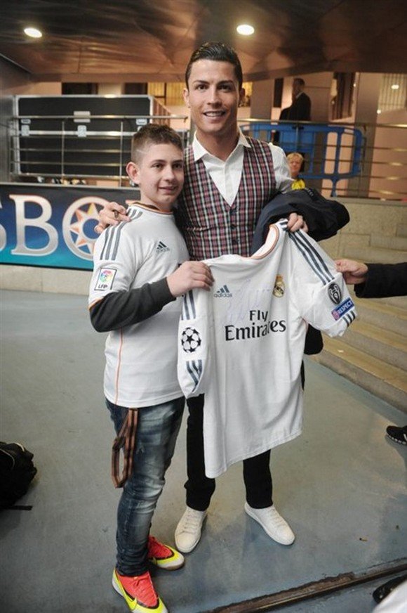 Paidi 3ypnhse Apo Kwma Xarh Se Gkol Toy Kristiano Ronalnto O Mikros Gnwrise To Swthra Toy Eikones Spor Iefimerida Gr