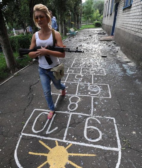 Η «Λάρα Κροφτ» των φιλορώσων αυτονομιστών: Η ξανθιά με καλάσνικοφ, τζιν και ροζ σαγιονάρες που είναι στην πρώτη γραμμή [εικόνες] | iefimerida.gr 1