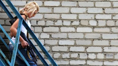 Η «Λάρα Κροφτ» των φιλορώσων αυτονομιστών: Η ξανθιά με καλάσνικοφ, τζιν και ροζ σαγιονάρες που είναι στην πρώτη γραμμή [εικόνες] | iefimerida.gr 3