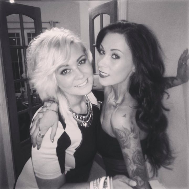 Mοντέλο φωτογραφίζεται με τη νόσο του Κρον και συγκλονίζει το facebook [εικόνες] | iefimerida.gr 4