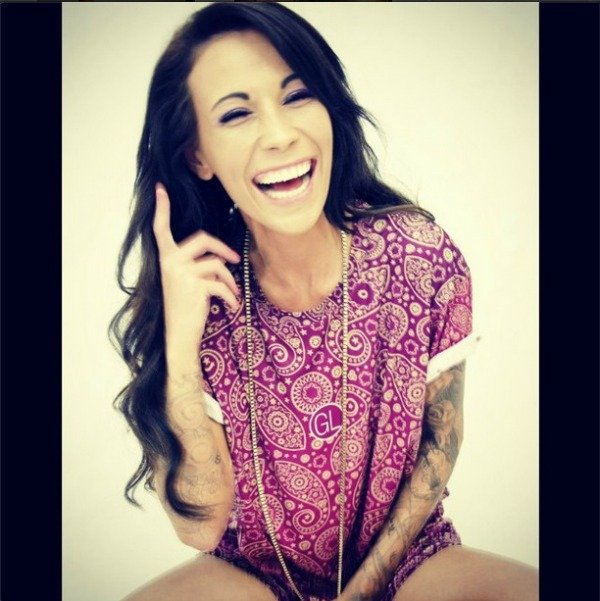 Mοντέλο φωτογραφίζεται με τη νόσο του Κρον και συγκλονίζει το facebook [εικόνες] | iefimerida.gr 8