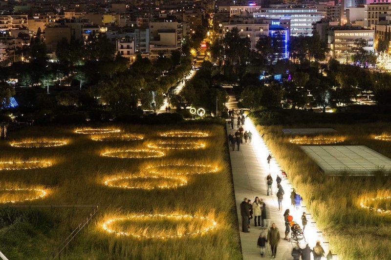 Οι Beforelight εγκαθιστούν μία σειρά από τέλειους κύκλους κάτω από τον Φάρο